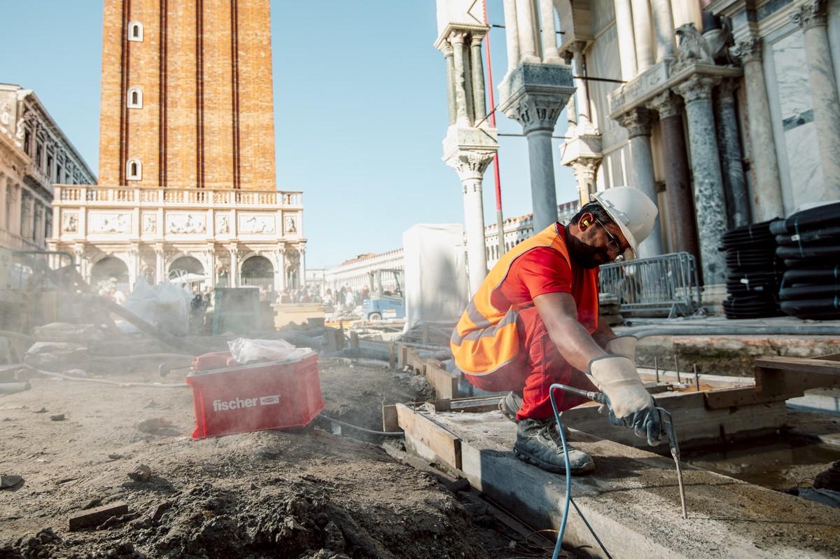Baustelle am Markusdom: Hier wird an berühmter Stätte gearbeitet. | Foto: Alberto Chiggiato