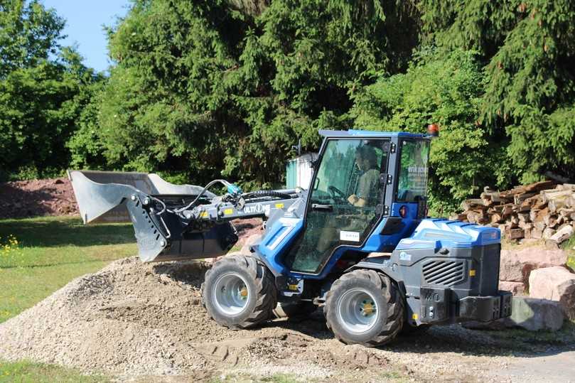 Auch hier setzt der GaLaBau-Meister auf die Klappschaufel: Verteilen des gelieferten Materials an den jeweils benötigten Ort. | Foto: Schweizer Auch hier setzt der GaLaBau-Meister auf die Klappschaufel: Verteilen des gelieferten Materials an den jeweils benötigten Ort. | Foto: Schweizer