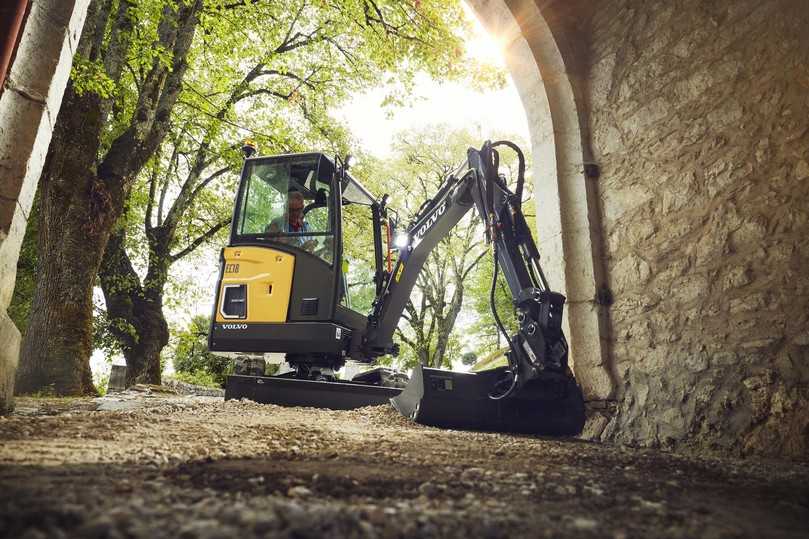 Mit einem optionalen externen Schnellladegerät wird der EC18E in höchstens eineinviertel Stunden bis zu 80 Prozent aufgeladen. | Foto: Volvo CE Mit einem optionalen externen Schnellladegerät wird der EC18E in höchstens eineinviertel Stunden bis zu 80 Prozent aufgeladen. | Foto: Volvo CE