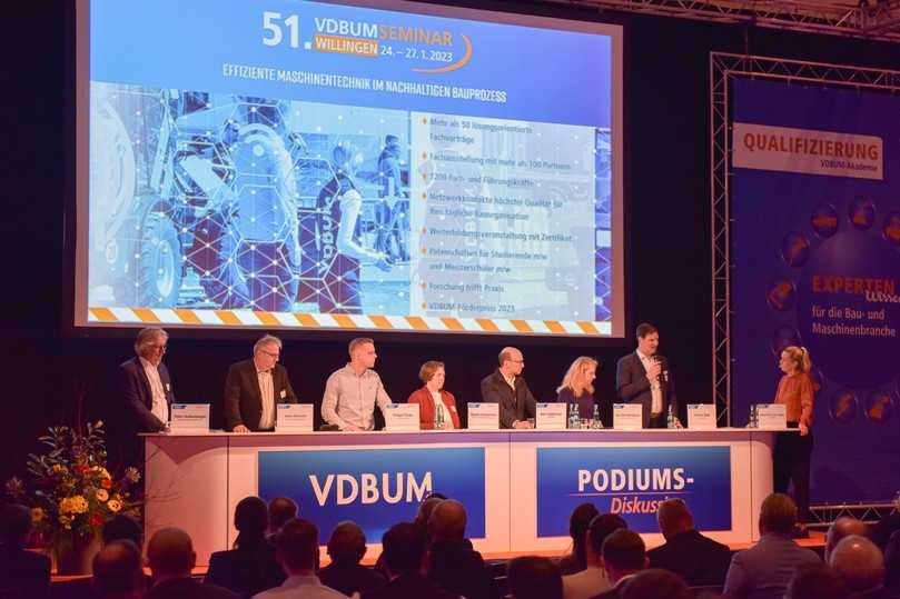 Große Runde: Über effiziente Maschinentechnik im nachhaltigen Bauprozess sprach Moderatorin Alexandra von Lingen (von rechts) mit Johann Bögl, Inga Stein-Barthelmes, Ralf Lüddemann, Saskia Grossmann, Philipp Fricke, Jens Kleinert und Peter Guttenberger. | Foto: VDBUM Große Runde: Über effiziente Maschinentechnik im nachhaltigen Bauprozess sprach Moderatorin Alexandra von Lingen (von rechts) mit Johann Bögl, Inga Stein-Barthelmes, Ralf Lüddemann, Saskia Grossmann, Philipp Fricke, Jens Kleinert und Peter Guttenberger. | Foto: VDBUM