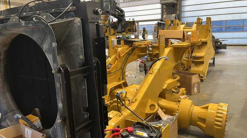 Die Baumaschine musste beim Rebuild bis auf ihren Rahmen zerlegt werden. | Foto: Zeppelin Die Baumaschine musste beim Rebuild bis auf ihren Rahmen zerlegt werden. | Foto: Zeppelin