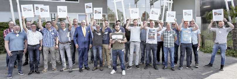 Ehrenpreis-Träger mit ihren Urkunden „Wir haben geholfen!“ | Foto: IKT Ehrenpreis-Träger mit ihren Urkunden „Wir haben geholfen!“ | Foto: IKT