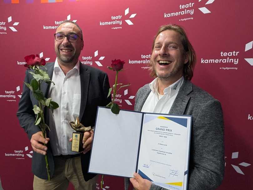 Giuseppe Carmona und Tobias Jöckel freuen sich über die Auszeichnung. | Foto: JT-elektronik