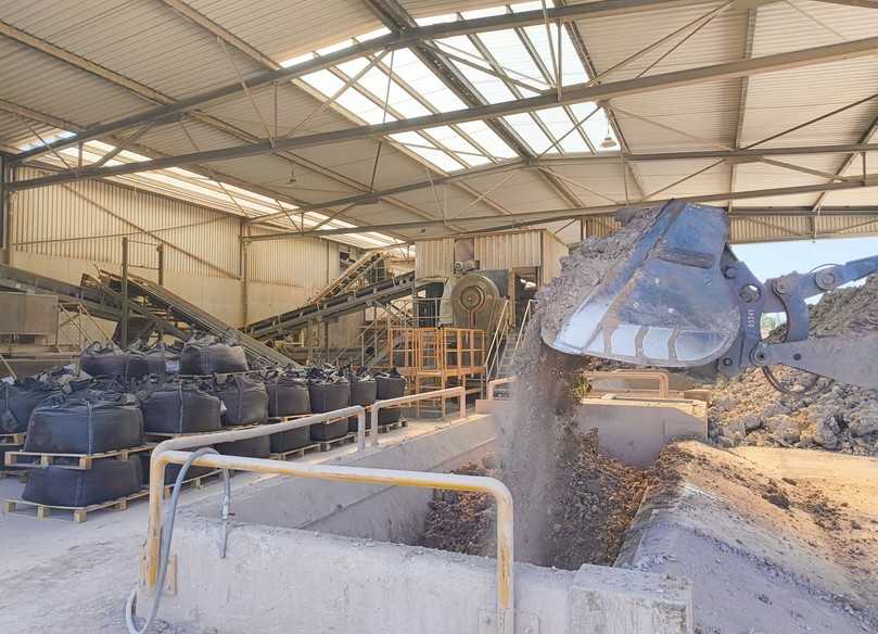 Über Förderbänder werden die Tonmischungen, die überwiegend aus dem Westerwald stammen, zu den Anlagen zwecks Weiterverarbeitung transportiert. | Foto: B_I/Valdix