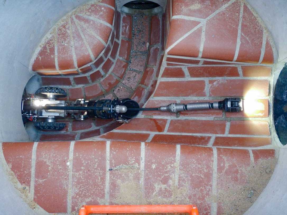 Spülen und Inspizieren in einem: Satellitenfahrwagen Rovion SAT II Spülen und Inspizieren in einem: Satellitenfahrwagen Rovion SAT II