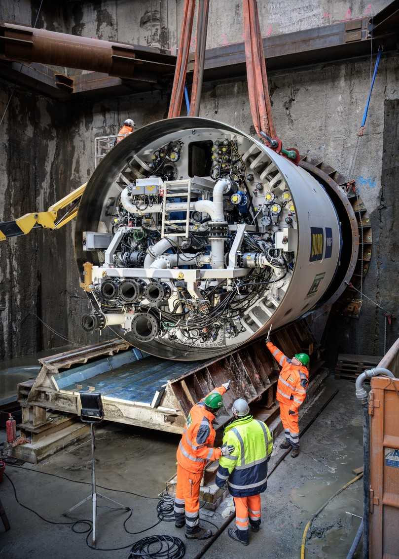 Montage der Tunnelbohrmaschine im Startschacht. Einblick in die hochkomplexe Technik des Mixschilds. | Foto: Herrenknecht