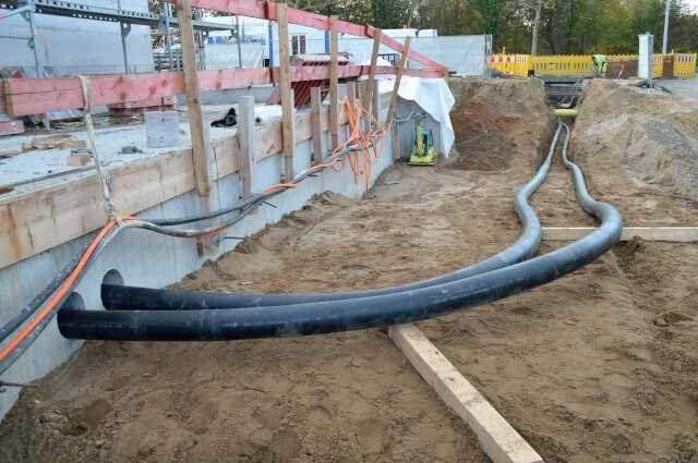 Für die letzten 44 m zwischen zweiter Baugrube und dem Übergabepunkt entschied sich enercity Netz für die Verlegung in offener Bauweise. Für die letzten 44 m zwischen zweiter Baugrube und dem Übergabepunkt entschied sich enercity Netz für die Verlegung in offener Bauweise.