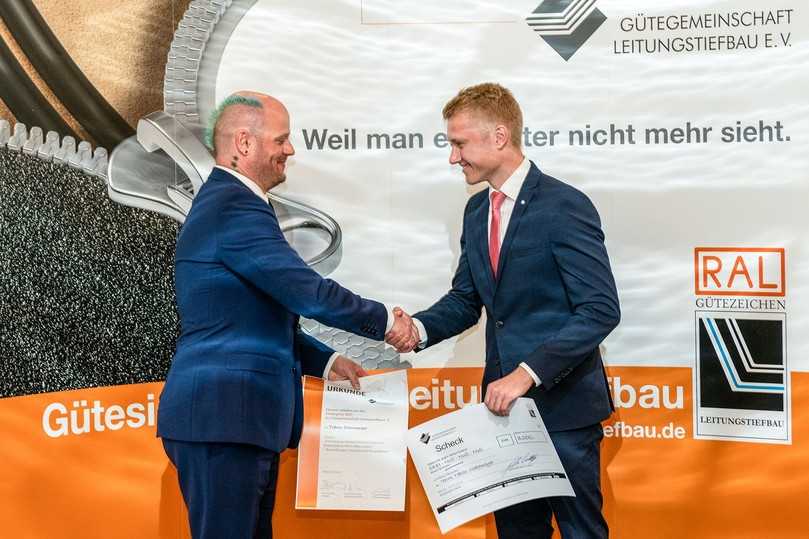 Matthias Fiedler (l.) übergab die Urkunde an den diesjährigen Preisträger Tobias Siekemeyer (r.), der für seine herausragende akademische Ausarbeitung zum Thema „Entsorgungsnotstand für Bauschutt und Erdaushub im Rhein-Main-Gebiet – Auswirkungen, Grenzen und Perspektiven“, ausgezeichnet wurde. | Foto: GLT/ Thomas Panzau, Hamburg Matthias Fiedler (l.) übergab die Urkunde an den diesjährigen Preisträger Tobias Siekemeyer (r.), der für seine herausragende akademische Ausarbeitung zum Thema „Entsorgungsnotstand für Bauschutt und Erdaushub im Rhein-Main-Gebiet – Auswirkungen, Grenzen und Perspektiven“, ausgezeichnet wurde. | Foto: GLT/ Thomas Panzau, Hamburg
