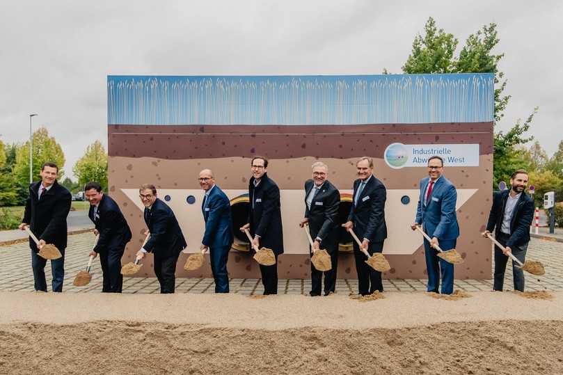 Spatenstich für die Fernwärmetrasse Leuna-Leipzig und den Trassenbau, für den Isoplus alle Komponenten liefert. | Foto: Stadtwerke Leipzig Spatenstich für die Fernwärmetrasse Leuna-Leipzig und den Trassenbau, für den Isoplus alle Komponenten liefert. | Foto: Stadtwerke Leipzig