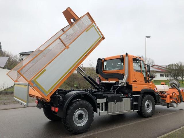 Pritschenwechselsysteme, wie das im Bild gezeigte Abrollsystem der Fa. Hen, werden immer beliebter. Die geringere Nutzlast wird durch die höhere Flexibilität mehr als kompensiert.