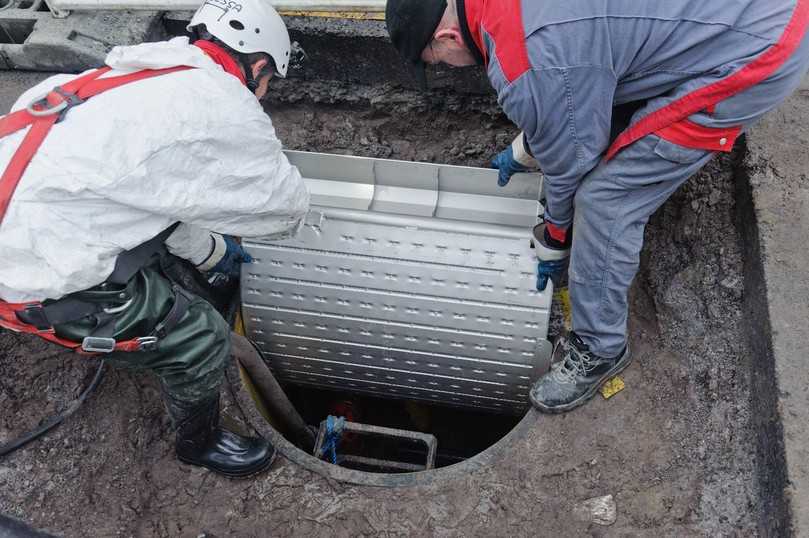 Einbringen der Wärmeübertragerelemente in den Kanal | Foto: Institut für Rohrleitungsbau Einbringen der Wärmeübertragerelemente in den Kanal | Foto: Institut für Rohrleitungsbau