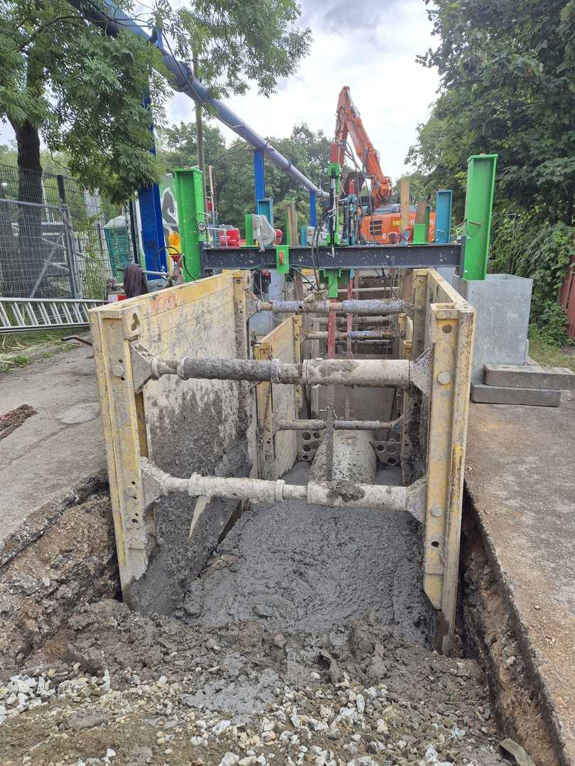 Flüssigboden umschließt und bettet das Kanalrohr nahtlos – ein wichtiger Aspekt bei der Gütesicherung. | Foto: Witing – Heinrich Lauber Flüssigboden umschließt und bettet das Kanalrohr nahtlos – ein wichtiger Aspekt bei der Gütesicherung. | Foto: Witing – Heinrich Lauber