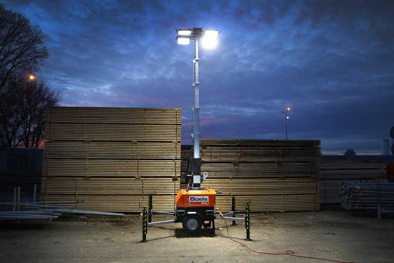 Der koppelbare Lichtmast ist mit vier 150 W-LED-Leuchten ausgestattet und kann eine Fläche von bis zu 2.400 Quadratmetern ausleuchten. | Foto: Boels Rental