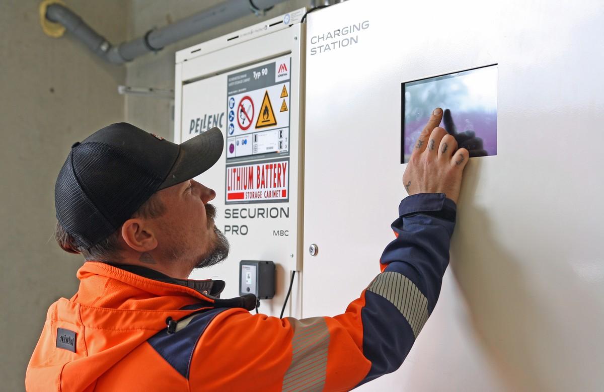 Mit der Charging Station werden bis zu zehn Akkus gleichzeitig kontrolliert geladen. | Foto: Pellenc Mit der Charging Station werden bis zu zehn Akkus gleichzeitig kontrolliert geladen. | Foto: Pellenc