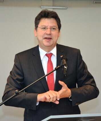 „In Mecklenburg-Vorpommern ist das Pro- jekt fertig geworden, und hier werden wir das auch schaffen.“ – Schleswig-Holsteins Verkehrsminister Reinhard Meyer ist unge- brochen optimistisch im Hinblick auf die Fertigstellung der Autobahn A 20. „In Mecklenburg-Vorpommern ist das Pro- jekt fertig geworden, und hier werden wir das auch schaffen.“ – Schleswig-Holsteins Verkehrsminister Reinhard Meyer ist unge- brochen optimistisch im Hinblick auf die Fertigstellung der Autobahn A 20.