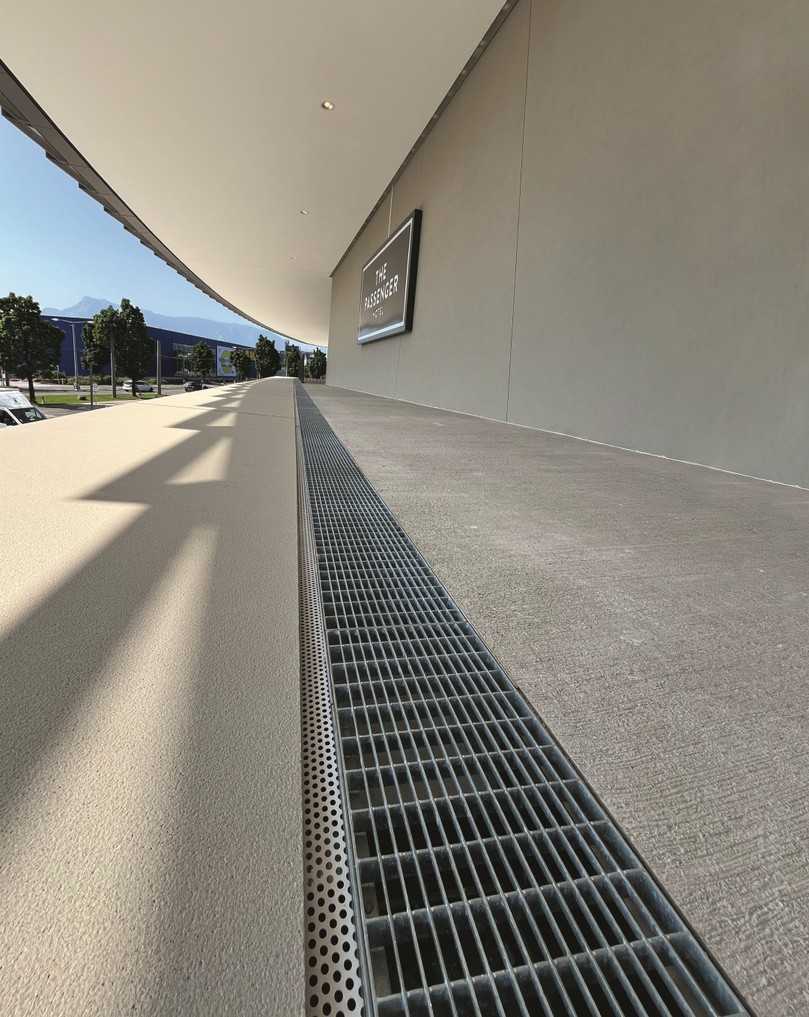 Die Entwässerung sollte als durchgängige Linie harmonisch in das gestalterische Gesamtkonzept   integriert werden. Technisch umsetzbar war dies nur, durch die Sonderanfertigung der notwendigen Revisionskästen durch BG-Graspointner. | Foto: BG-Graspointner