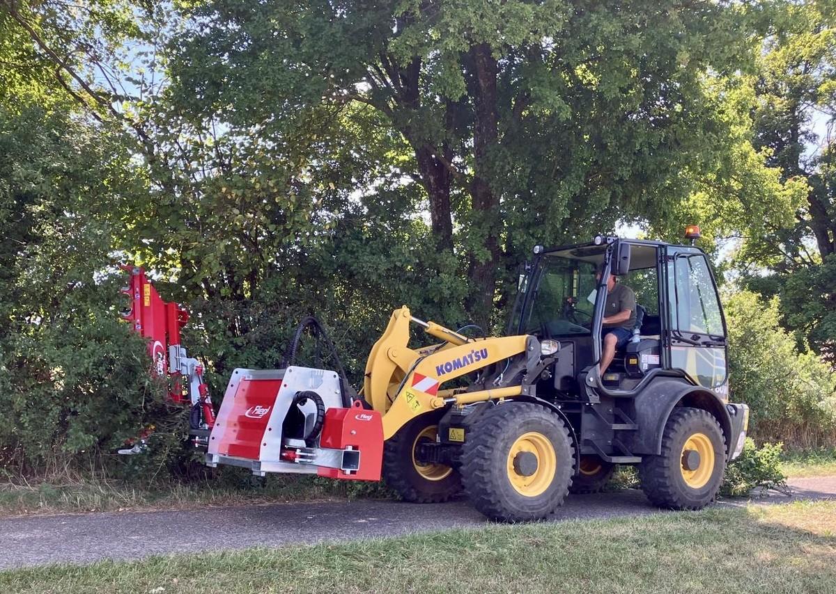 Die Kombination aus Radlader und Astschere macht den Bauhof flexibel. Ob Transport, Schnitt oder Verladung: alles mit nur einem Fahrzeug. | Foto: Kuhn Baumaschinen Die Kombination aus Radlader und Astschere macht den Bauhof flexibel. Ob Transport, Schnitt oder Verladung: alles mit nur einem Fahrzeug. | Foto: Kuhn Baumaschinen