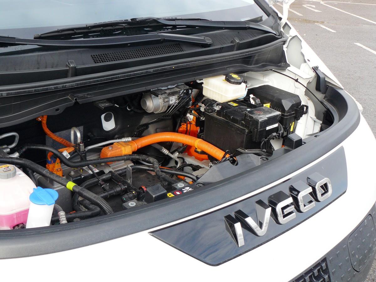 Der Elektromotor duckt sich tief unter die Motorhaube. | Foto: Randolf Unruh