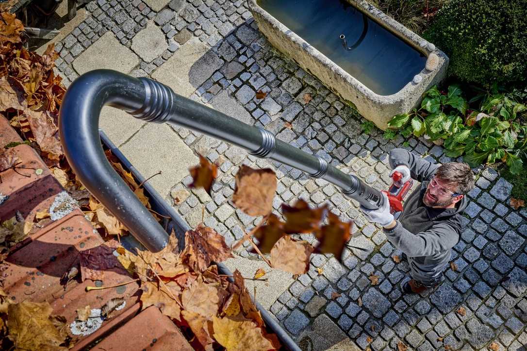 Rückentragbarer Akku-Laubbläser eignet sich als Dachrinnen-Reiniger