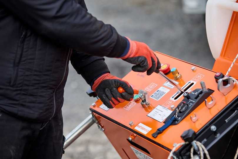 Für komfortables Arbeiten sorgen unter anderem der automatische Vorwärts- und Rückwärtsantrieb sowie der elektro-hydraulische Aushub des Schneidblattes. | Foto: Saint-Gobain Abrasives GmbH