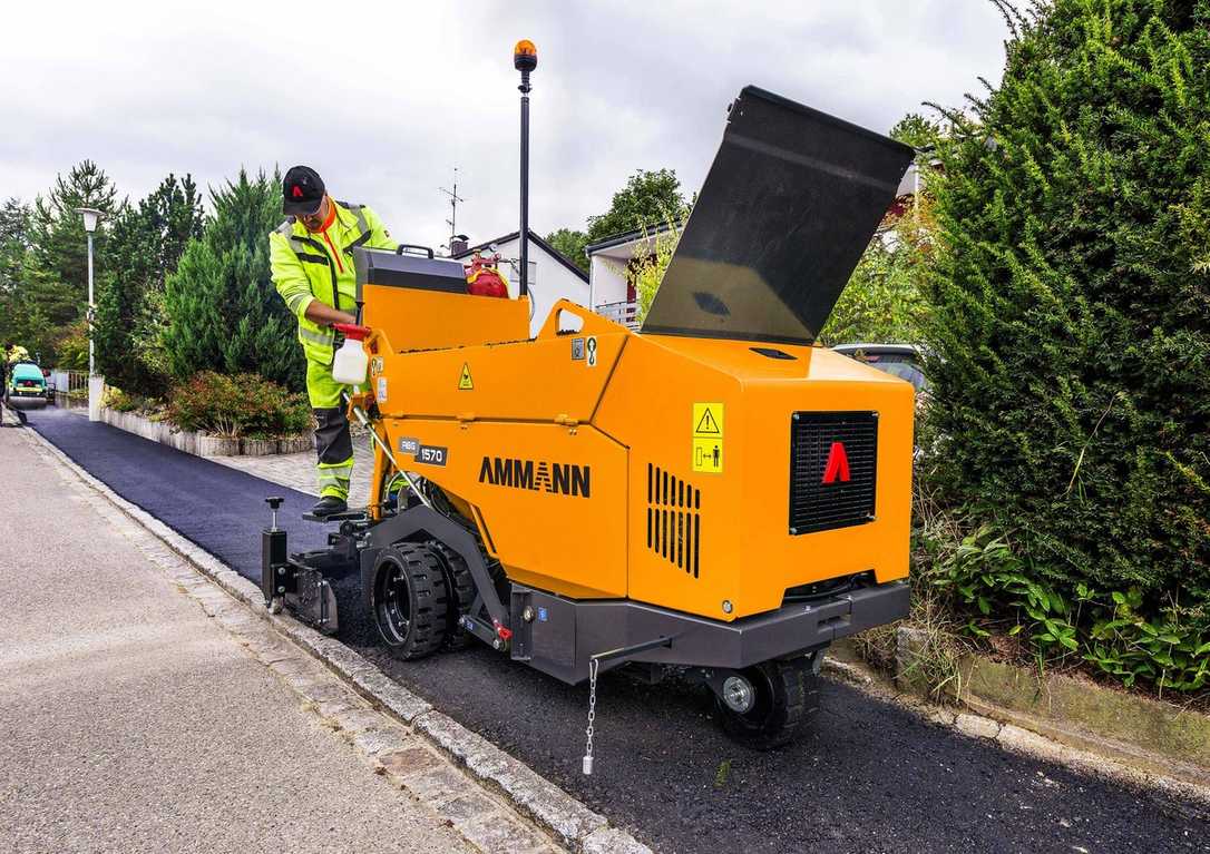 Ammann Minifertiger ABG 1570 & E-Walze eARX 26-2: Urbaner Straßenbau Ammann Minifertiger ABG 1570 & E-Walze eARX 26-2: Urbaner Straßenbau