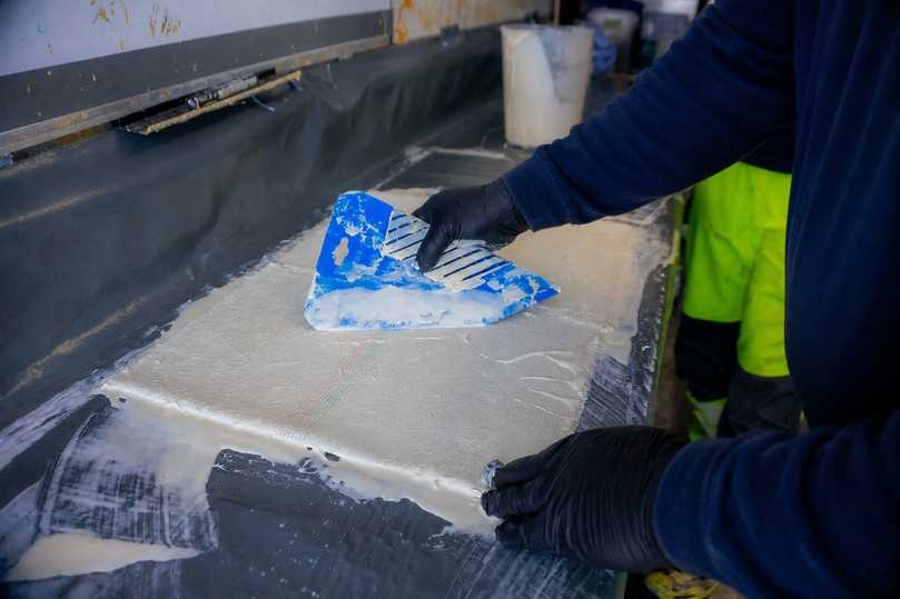 Handwerk trifft Hightech: Für die grabenlose Sanierung wird ein spezieller Liner präzise für den Einbau vorbereitet. | Foto: Infravadis