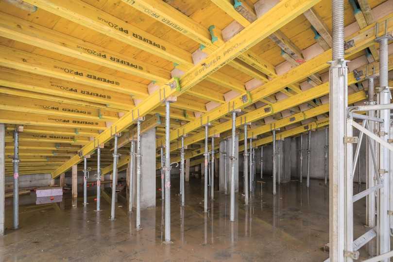 Die schrägen Böden der Hörsäle wurden mithilfe von Schaltafeln, H-20 Trägern und Euro-Deckenstützen betoniert. | Foto: Noe Schaltechnik Die schrägen Böden der Hörsäle wurden mithilfe von Schaltafeln, H-20 Trägern und Euro-Deckenstützen betoniert. | Foto: Noe Schaltechnik