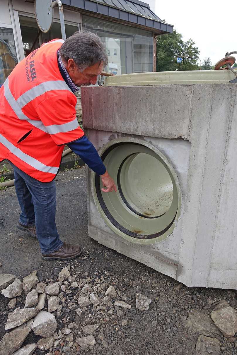 Rüdiger Göbel, Vertriebsmitarbeiter der P.V. Betonfertigteilwerke GmbH, erläutert die Vorteile des doppelten Dichtungssystems im Fabekun-Schachtunterteil. Es bietet an der Schnittstelle der Kanalisation ein Plus an Sicherheit. | Foto: P.V. Betonfertigteilwerke Rüdiger Göbel, Vertriebsmitarbeiter der P.V. Betonfertigteilwerke GmbH, erläutert die Vorteile des doppelten Dichtungssystems im Fabekun-Schachtunterteil. Es bietet an der Schnittstelle der Kanalisation ein Plus an Sicherheit. | Foto: P.V. Betonfertigteilwerke