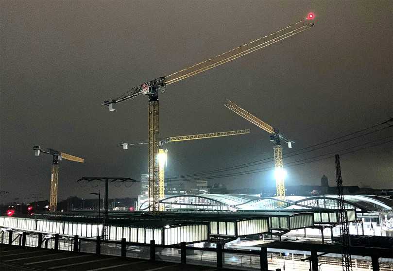 BKL Frankfurt montierte vier Baukrane vom Typ TLS 80 20T am Hauptbahnhof Duisburg, die teils noch bis 2028 bei der Erneuerung der Bahngleise und des Bahnhofdaches unterstützen. | Foto: BKL Baukran Logistik GmbH