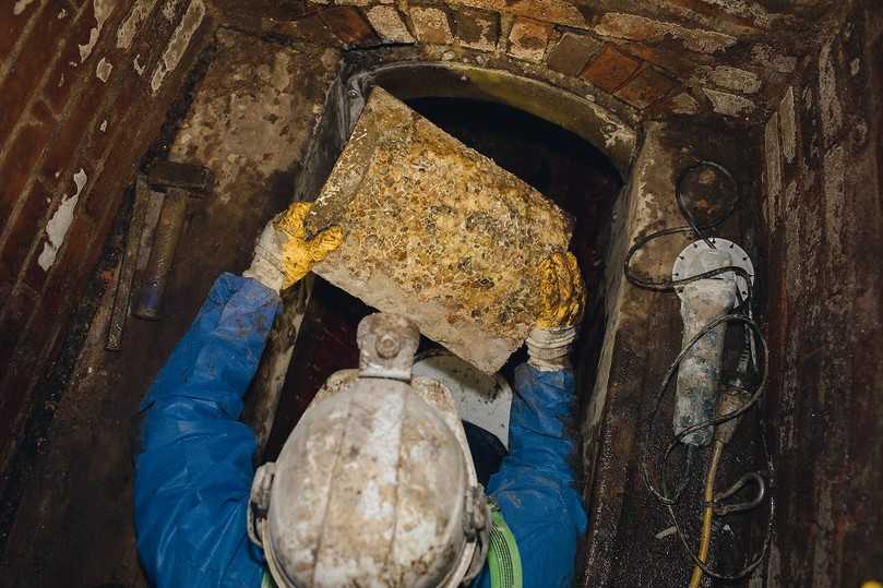 Das Probenstück konnte erfolgreich unbeschädigt entnommen werden. Auf der Rückseite zeigen sich Reste der Betonfläche des Altkanals. Dies liegt darin begründet, dass 1983 noch kein Pre-Liner verwendet wurde. | Foto: Aarsleff Das Probenstück konnte erfolgreich unbeschädigt entnommen werden. Auf der Rückseite zeigen sich Reste der Betonfläche des Altkanals. Dies liegt darin begründet, dass 1983 noch kein Pre-Liner verwendet wurde. | Foto: Aarsleff