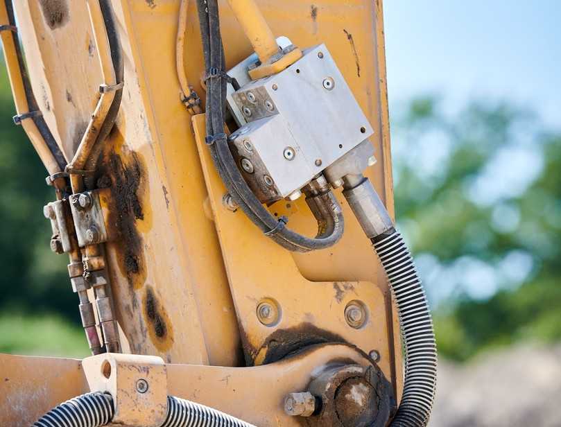 Die Oilfix-Schlauchbruchsicherung sitzt am Baggerstiel. Platzt ein Schlauch zum Anbaugerät, kann der Baggerfahrer den Ölfluss per Knopfdruck stoppen. | Foto: Oilfix Die Oilfix-Schlauchbruchsicherung sitzt am Baggerstiel. Platzt ein Schlauch zum Anbaugerät, kann der Baggerfahrer den Ölfluss per Knopfdruck stoppen. | Foto: Oilfix