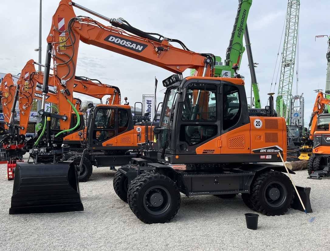 Hyundai Doosan Infracore stellt neue Marke Develon für Baumaschinen vor Hyundai Doosan Infracore stellt neue Marke Develon für Baumaschinen vor