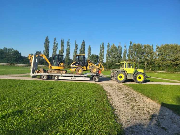 Satteltieflader transportiert Minibagger und Radlader gleichzeitig