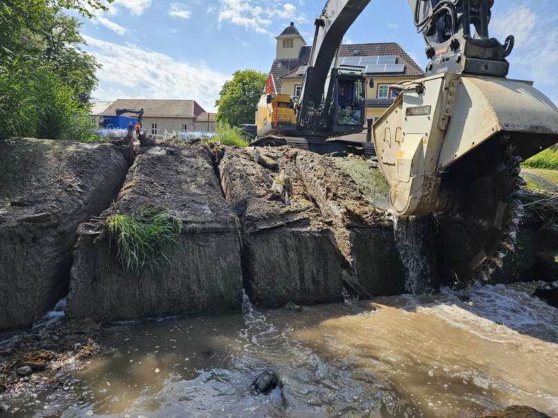 Mit einem Kemroc-Schneidrad an einem 32-t-Bagger wurde die mächtige Wehrschwelle aus Beton in einzelne Segmente zerschnitten. | Foto: Kemroc Mit einem Kemroc-Schneidrad an einem 32-t-Bagger wurde die mächtige Wehrschwelle aus Beton in einzelne Segmente zerschnitten. | Foto: Kemroc