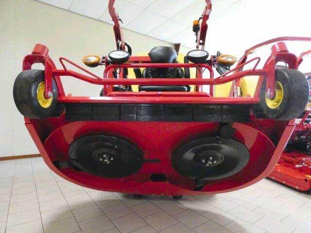 Die Messer arbeiten beim Sammelmähwerk RCA 180 cm gegenläufig und sind pendelnd montiert, sodass sie widerstandsfähiger gegenüber Stöße sind. Das patentierte RC-System soll nicht nur ein besseres Grassammeln ermöglichen und damit das Füllvolumen im Behälter optimieren, sondern auch das Mähwerk lange sauber halten. Die Messer arbeiten beim Sammelmähwerk RCA 180 cm gegenläufig und sind pendelnd montiert, sodass sie widerstandsfähiger gegenüber Stöße sind. Das patentierte RC-System soll nicht nur ein besseres Grassammeln ermöglichen und damit das Füllvolumen im Behälter optimieren, sondern auch das Mähwerk lange sauber halten.