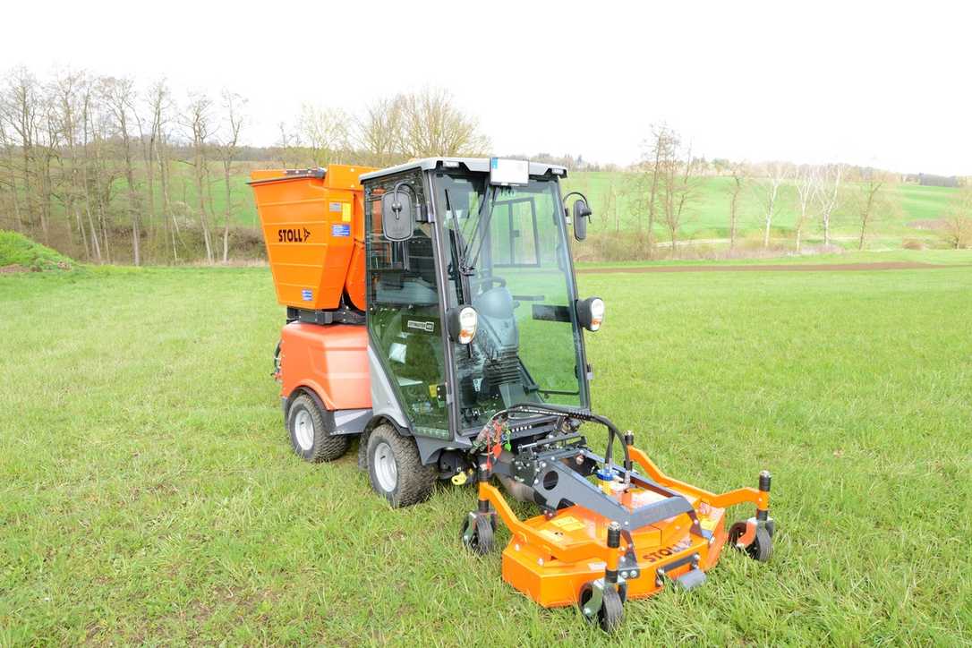 Stoll mit neuem Mähwerk auf der Demopark Stoll mit neuem Mähwerk auf der Demopark