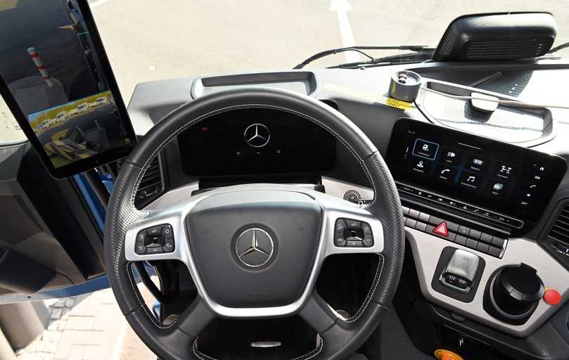 Die digitalen Primär- und Sekundärbildschirme im Cockpit sind scharf und blendfrei abzulesen. Das Lenkrad griffig. | Foto: Frank Hausmann / QUATEX