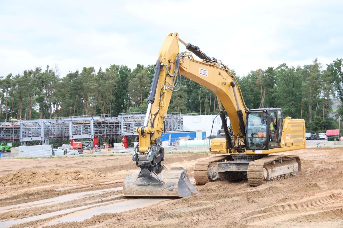 Im Materiallager Süd mit einem Volumen von 280 000 Kubikmetern ist ein Cat Kettenbagger 336 der neuesten Generation zugange, das Material zu lösen und auf Traktoren mit Anhängern zu verladen. | Foto: Zeppelin