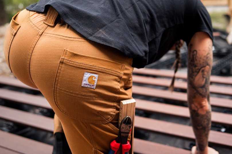 Die Women's Steel Pants von Carhartt hat eine spezielle Passform für Frauen, die Männerhosen in kleineren Größen einfach nicht bieten können. | Foto: Carhartt
