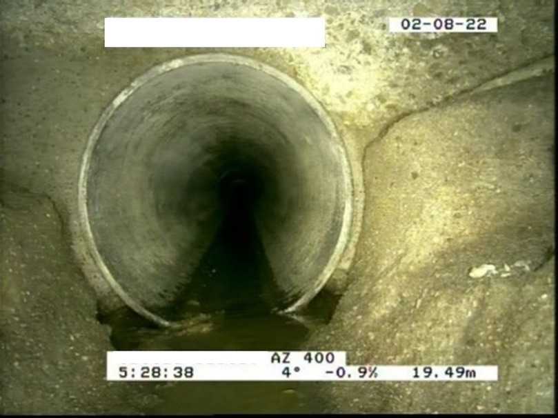 Abbildung 3: Versatz an der Anbindung zwischen Schachtgerinne und Rohranfang des folgenden Kanals, außerhalb der Systemgrenze | Foto: ISAS GmbH Abbildung 3: Versatz an der Anbindung zwischen Schachtgerinne und Rohranfang des folgenden Kanals, außerhalb der Systemgrenze | Foto: ISAS GmbH