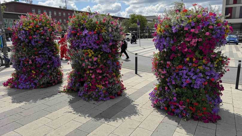 Frei stehende „Flower Tower“ schaffen auch auf versiegelten Flächen grüne Akzente und tragen zur Verbesserung des Mikroklimas bei. | Foto: Flower and Shower