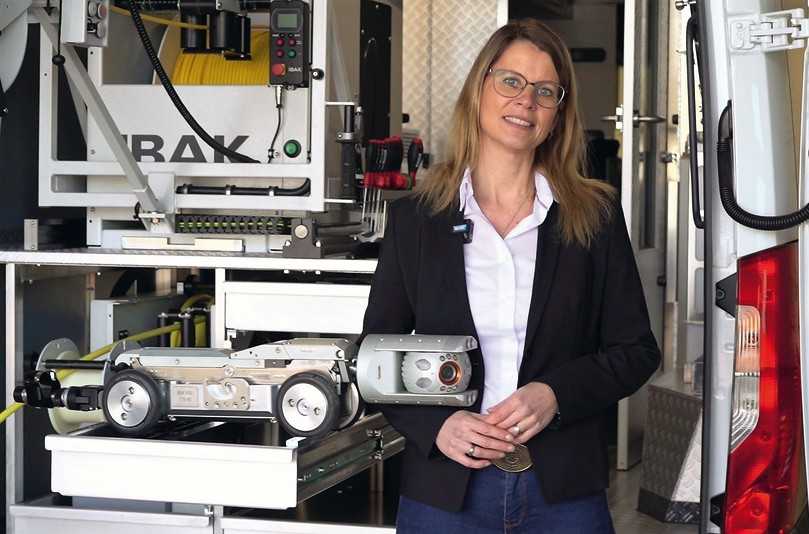 In einleitenden Videoclips stellt IBAK-Prokuristin Janina Galinski Produktneuerungen vor, wie die Dreh-, Neige- und Schwenkkopfkamera Argus 6, mit der Hauptkanäle in Full-HD-Auflösung inspiziert werden können… | Foto: IBAK In einleitenden Videoclips stellt IBAK-Prokuristin Janina Galinski Produktneuerungen vor, wie die Dreh-, Neige- und Schwenkkopfkamera Argus 6, mit der Hauptkanäle in Full-HD-Auflösung inspiziert werden können… | Foto: IBAK