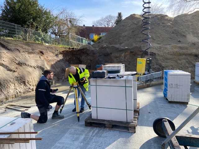 Test auf der Baustelle: Die Profis von iQ BauTec nehmen den selbstnivellierende Rotationslaser genau unter die Lupe. Das Bauunternehmen hat sich auf die Kellerabdichtung spazialisiert. | Foto: iQ BauTec Test auf der Baustelle: Die Profis von iQ BauTec nehmen den selbstnivellierende Rotationslaser genau unter die Lupe. Das Bauunternehmen hat sich auf die Kellerabdichtung spazialisiert. | Foto: iQ BauTec