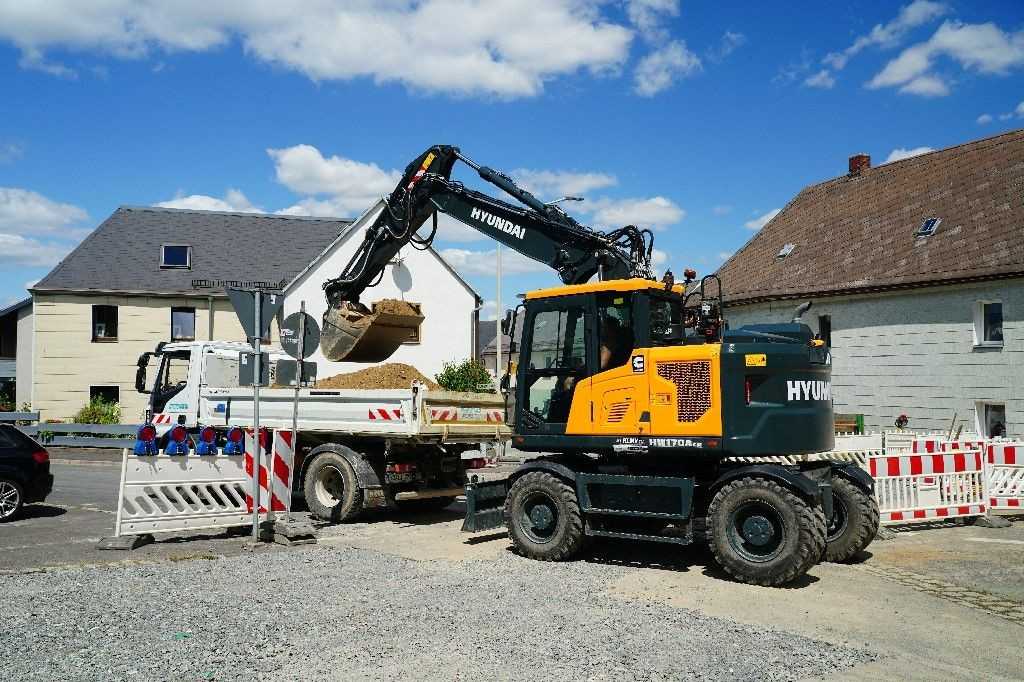 Neuer 19-Tonnen-Kurzheckbagger im Einsatz Neuer 19-Tonnen-Kurzheckbagger im Einsatz