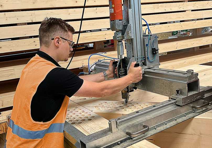 Live-Vorführung des Heco-WS mit pneumatischem Setzgerät für eine schnellere und präzisere Montage. | Foto: Heco Live-Vorführung des Heco-WS mit pneumatischem Setzgerät für eine schnellere und präzisere Montage. | Foto: Heco