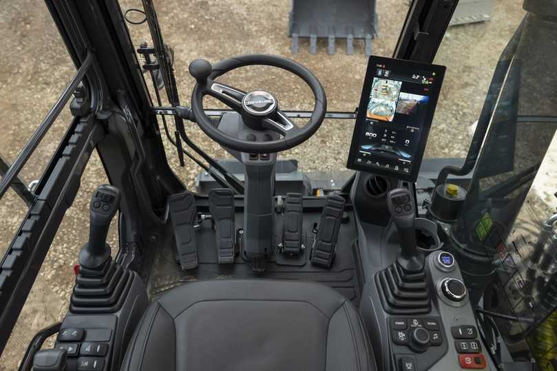 Mehr Sicherheit: Im SAVM-Kamerasystem der neuen Develon-Mobilbagger erfasst eine Künstliche Intelligenz Personen in der Umgebung der Maschine. Das System reagiert mit visuellen und akustischen Signalen. | Foto: Develon