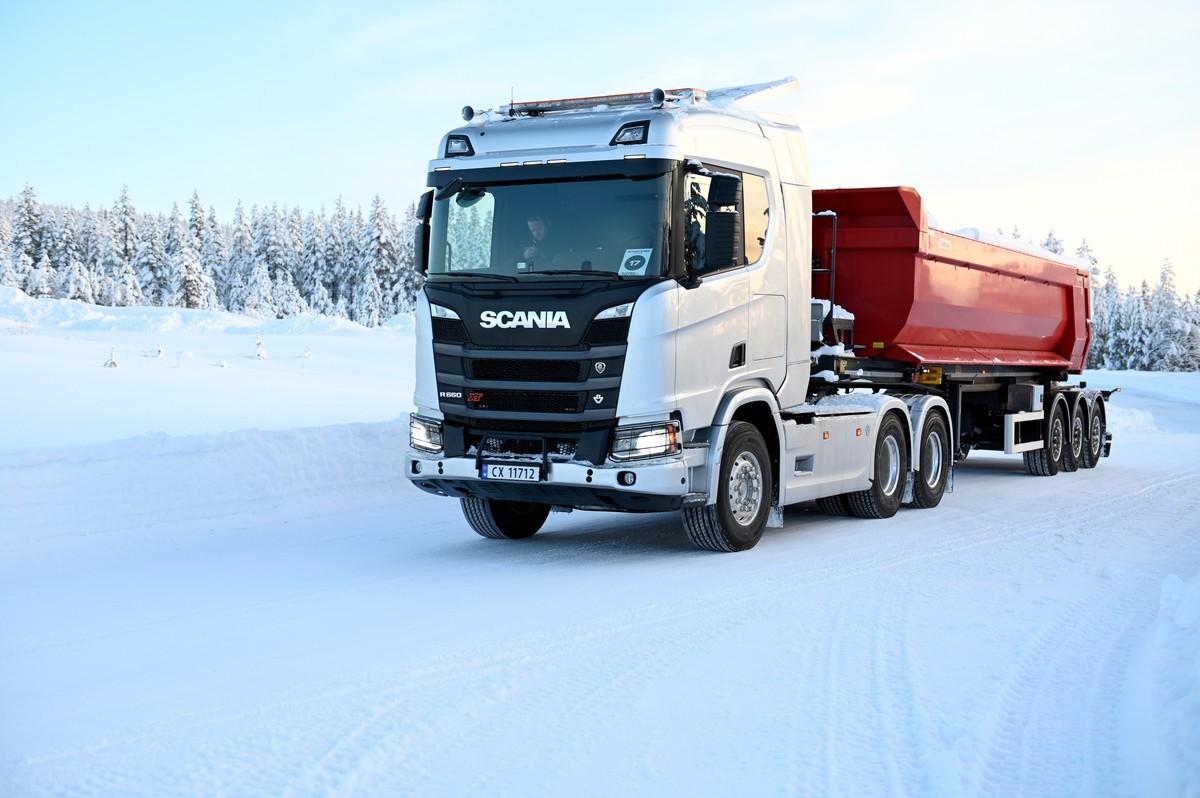 Scania R 660 XT 6x4-Sattelzugmaschine mit V8-Motor und dreiachsigem Istrail-Kippsattel. | Foto: Quatex