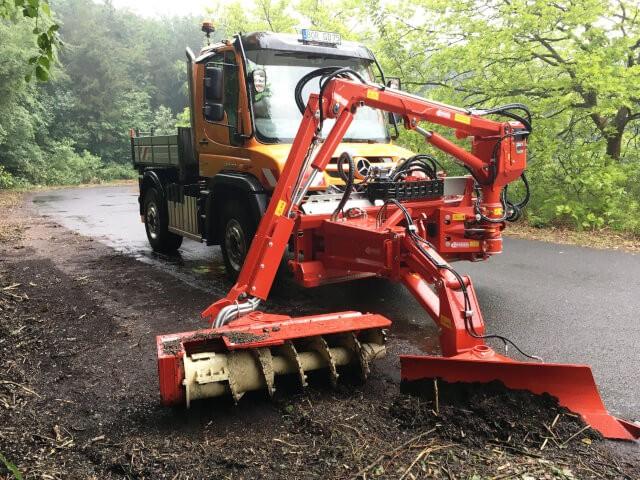 Dücker Banketträumschnecke BRS 15 + Innenpflug. Die Arbeitsgeräte können auf dem Frontrahmen verschoben werden und arbeiten unter Schutzplanken. Eine sinnvolle und wirtschaftliche Ergänzung des vorhandenen Auslegemähers.