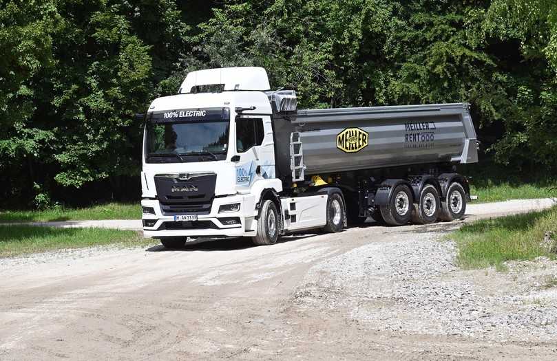 Mit 32 t und rund 450 PS ist der MAN eTGS-Kippsattel agil genug fürs Gelände. | Foto: FH Mit 32 t und rund 450 PS ist der MAN eTGS-Kippsattel agil genug fürs Gelände. | Foto: FH