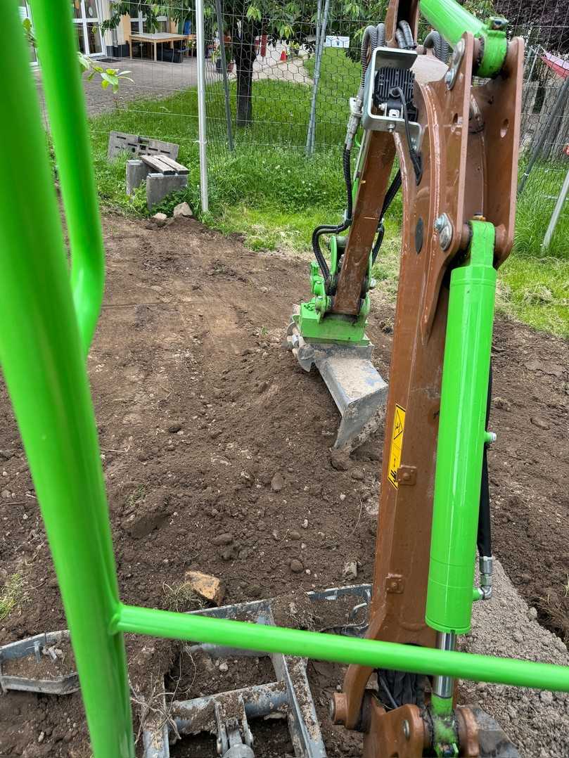 Mehr Flexibilität sorgt für selteneres Versetzen des Baggers innerhalb enger Gärten und ermöglicht so eine höhere Leistung. | Foto: Holp